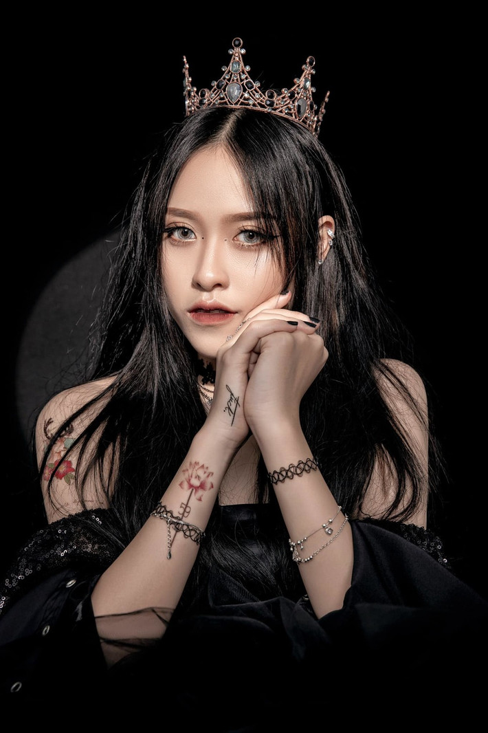 Mỗi clip của hot girl TikTok luôn gây sốt với khả năng biến hóa đa dạng, lúc thì quyến rũ khi lại sang chảnh và đáng yêu vô cùng. Trà Đặng được sự yêu mến nhờ ngoại hình sáng và khả năng nghệ thuật "đỉnh của chóp".