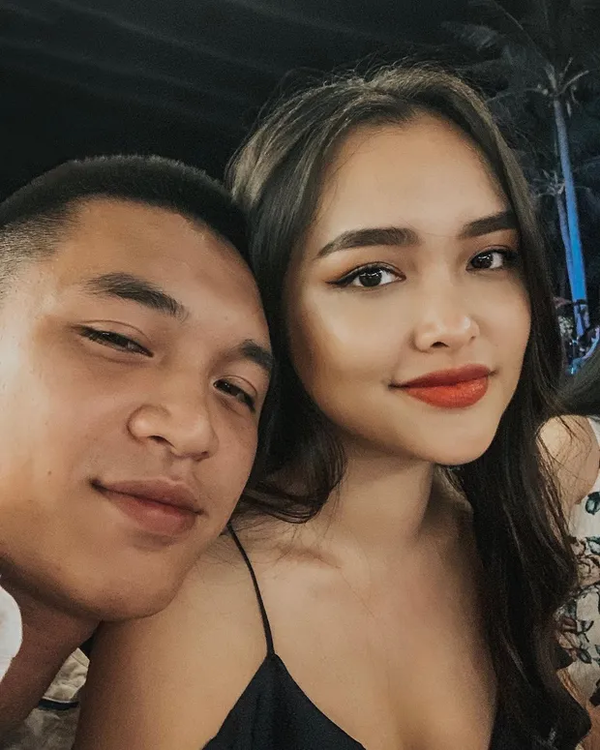 Hiện tại, Linda đã chứng minh được điều ấy khi cô và bạn trai trở thành cặp đôi nổi tiếng nhất nhì TikTok. Không chỉ vậy, hai người còn kiếm tiền từ các nền tảng mạng xã hội khác và sở hữu thương hiệu thời trang riêng, hoàn toàn không phụ thuộc vào cơ ngơi của ba mẹ.