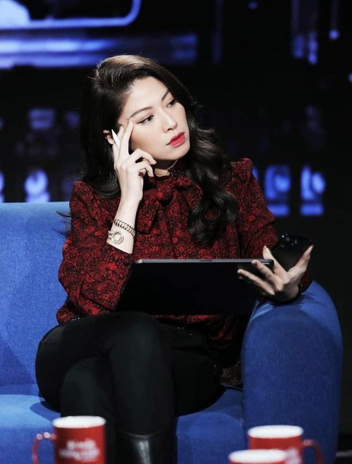 BTV Dương Ngọc Trinh là gương mặt nổi tiếng của nhà đài. Cô tạo ấn tượng với khán giả bởi tài ăn nói lưu loát, sắc sảo cùng thần thái quý phái. Ngoài ra, trình độ học vấn của nữ BTV cũng "không phải dạng vừa đâu".