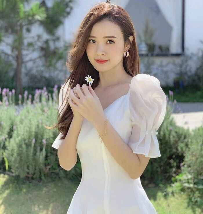 Mới đây, mạng xã hội xuất hiện tin đồn một nữ đại gia bất động sản của Vbiz mang thai, chuẩn bị lên xe hoa với bạn trai đại gia. Ngay lập tức Midu đã bị dân mạng "réo gọi".