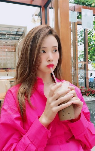 Quay trở lại với nữ chính, Midu là cái tên không còn xa lạ với nhiều người. Người đẹp 8x không chỉ có nhan sắc mà còn quá đỉnh về học vấn.