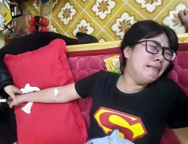 Từ nam thanh niên cao to đến cô gái mạnh mẽ nhưng đứng trước thời khắc tiêm chủng vẫn là một biểu cảm không thể hoảng hốt hơn.