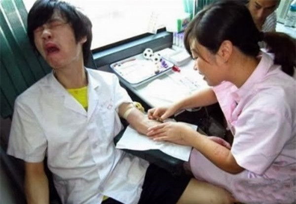 Biểu cảm hài hước "xuất thần" của các nhiều thanh niên khi tiêm cũng phong phú không kém.
