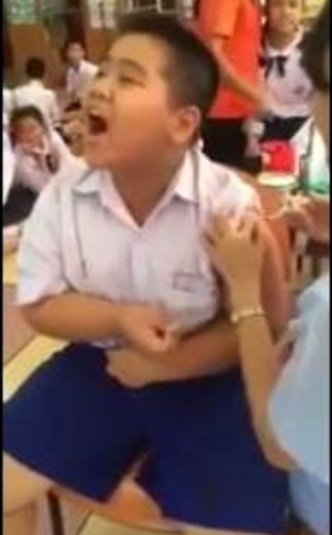 Nước mắt đàn ông không rơi từng giọt mà chỉ rơi thành dòng thôi nha.