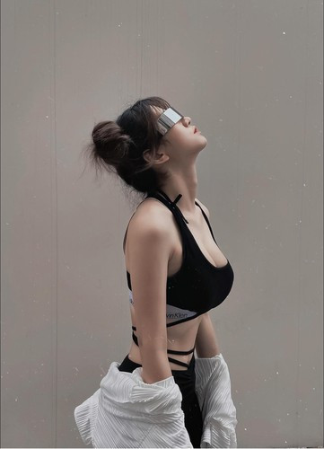 Được biết, vốn dĩ dân mạng cũng không mấy lạ lẫm gì với những lần chụp ảnh bị cho là "kém duyên" của Lê Bống.
