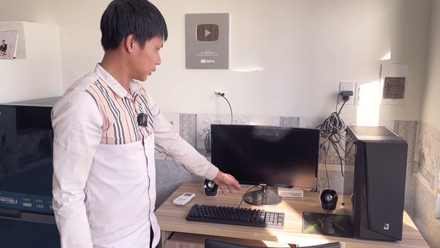 Ngôi nhà mới của hiện tượng mạng Lộc Fuho được trang bị một số dụng cụ cơ bản đáp ứng nhu cầu sống như giường, tủ quần áo, tủ lạnh, nơi làm việc, nhà bếp…