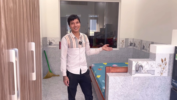 Để mọi người có thêm góc nhìn khác về việc xây nhà, đồng thời tham khảo nếu muốn làm theo, Youtuber Lộc Fuho tiết lộ, anh mất khoảng 15 triệu đồng tiền gạch, cát, xi măng, tiền tôn là 13 triệu đồng, tiền cửa hết 15,3 triệu đồng, tiền đèn 4,6 triệu đồng và thạch cao tiêu tốn 3,6 triệu đồng.