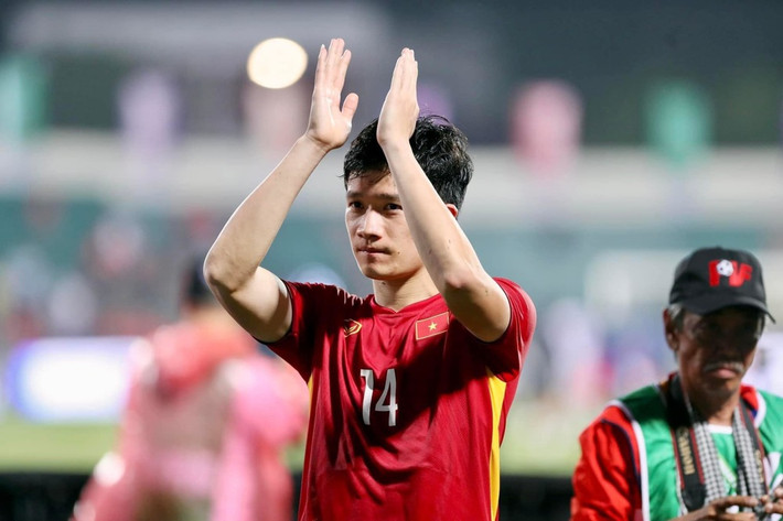 Hoàng Đức chính là nhân tố cùng U23 Việt Nam bảo vệ thành công tấm HCV SEA Games 31 ngay trên sân nhà. Sau khi nhận được thành quả, chàng tiền vệ sinh năm 1998 đã tiến về khu vực khán đài chia sẻ niềm vui với bạn gái của mình.