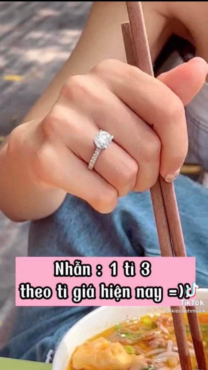 Dù toàn đeo phụ kiện đắt tiền nhưng quần áo Kiều Anh diện lại chỉ có vài trăm nghìn mua từ sàn thương mại điện tử.