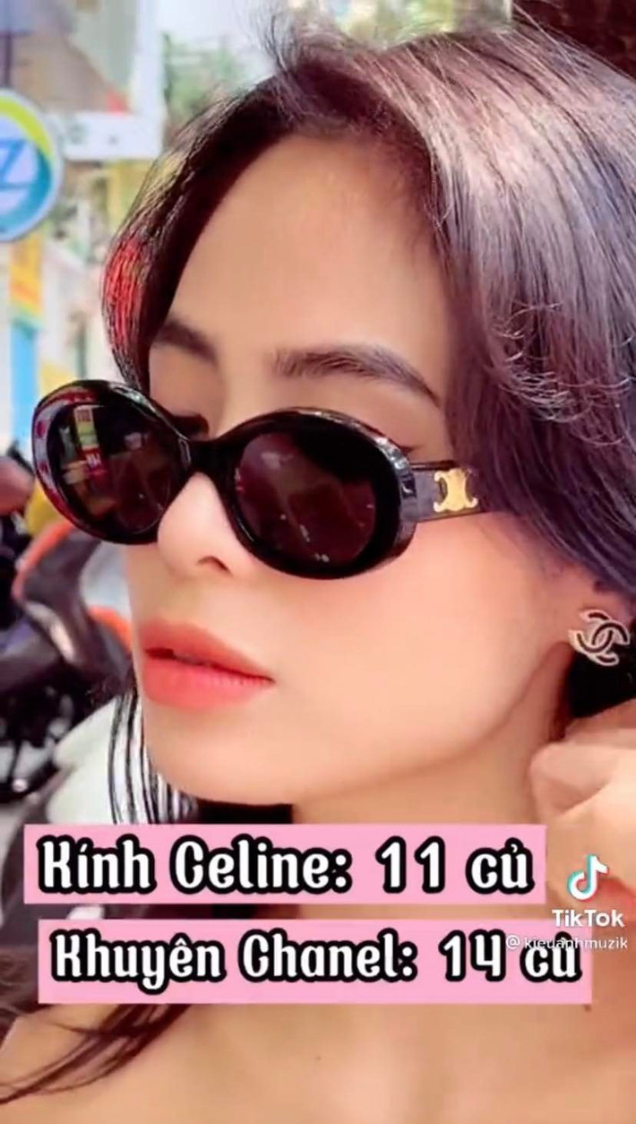 Kể sương sương ra thì có những món đồ đắt đỏ như chiếc túi Classic Chanel giá 225 triệu đồng, thắt lưng Dior 16 triệu, đôi guốc Bottega giá 30 triệu và đặc biệt món đồ chiếm spotlight chính là chiếc nhẫn kim cương tỷ giá 1 tỷ 300 triệu đồng.