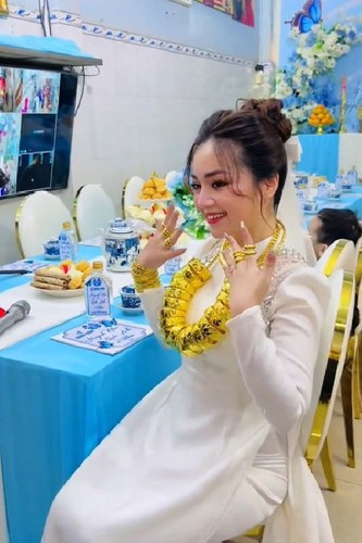 Theo lời kể của cô dâu, chị Như và chồng đã quen nhau được 4 năm. Cũng chính hai bên gia đình là cầu nối để anh chị quen biết và tìm hiểu nhau. Sau một khoảng thời gian, cả hai cảm thấy có sự đồng điệu về tâm hồn cũng như muốn gắn kết lâu dài nên đã quyết định nên duyên vợ chồng.