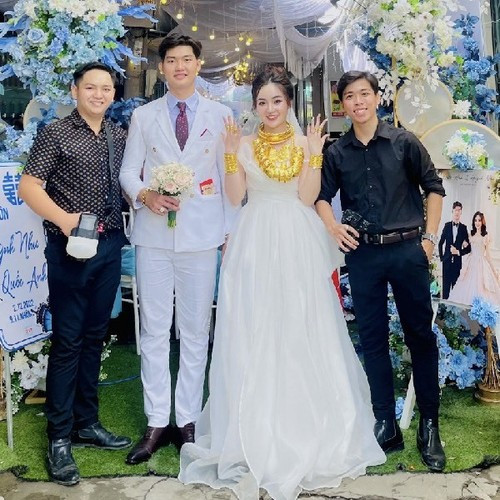 Anh Trí thông tin thêm rằng cô dâu chú rể được cha mẹ 2 bên tặng rất nhiều vàng, bao gồm vòng cổ, lắc tay, nhẫn, vàng miếng, chủ yếu được cô dâu diện hết lên người. Ngoài khoảng 50 cây vàng ra thì cô dâu còn được trao tặng tiền mặt và kim cương.