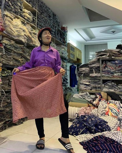 Hình ảnh về Lê Thụy lập tức gây tranh cãi dữ dội. Cư dân mạng cho rằng cô nàng TikToker gen Z hơi bị "ô dề", kém duyên, không tôn trọng người đối diện, mất tính thẩm mỹ.