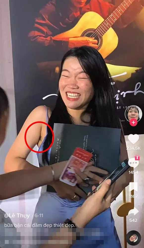 Dưới bài viết, người bày tỏ ngưỡng mộ, số lại chỉ tập trung "super-soi" cặp nách của Lê Thụy xem cô nàng đã ''wax'' lông chưa.