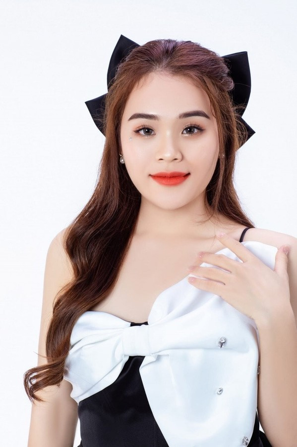 Ngân Thảo đã có tiền để “nâng cấp” nhan sắc, trở thành một phiên bản rạng rỡ và duyên dáng hơn của bản thân.