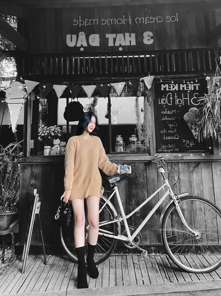 Cụ thể, hot girl 10X gốc Đà Nãng cho biết: "Em sẽ luôn cố gắng hết mình cho ước mơ trở thành mẫu ảnh chuyên nghiệp, đồng thời phát triển bản thân ở nhiều lĩnh vực khác nhau. Em nghĩ sự nỗ lực, quyết tâm đều sẽ được đền đáp với kết quả xứng đáng thôi. Nên khi còn trẻ cứ cố gắng hết mình để không hối tiếc".