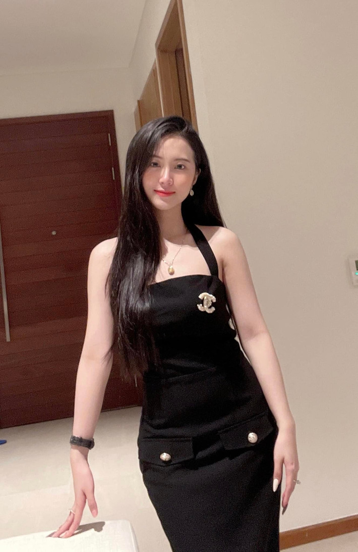 Nhật Vy thường lựa chọn những trang phục có màu sắc đơn giản nhưng không vì vậy mà kém nổi bật.
