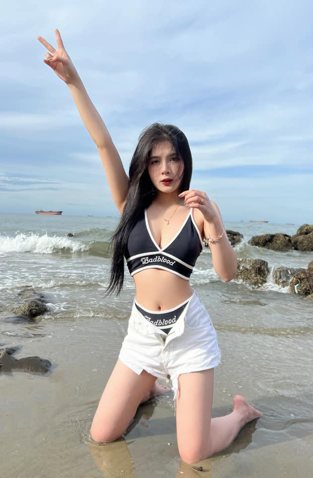 Cách đây chưa lâu, Quỳnh Alee đã chứng minh cho cư dân mạng thấy rằng thân hình mũm mĩm ngày xưa chỉ còn là “dĩ vãng”.