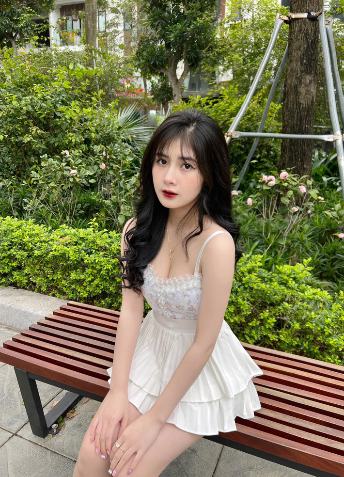 Loạt ảnh khoe dáng bên bờ biển đã thu về hơn 38.000 lượt yêu thích và những bình luận khen ngợi trên trang cá nhân của Quỳnh Alee.