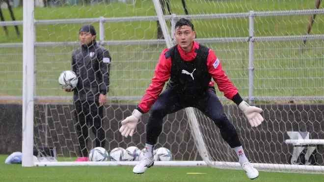 Gần đây xuất hiện thông tin thủ thành Đặng Văn Lâm sẽ "đào tẩu" khỏi CLB Cerezo Osaka (Nhật Bản), theo chân Quang Hải sang châu Âu để cứu vãn sự nghiệp.