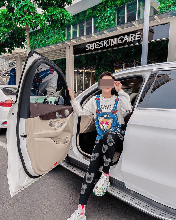 Sau khi truy cập, nhiều người tỏ ra khá ngỡ ngàng trước dòng giới thiệu "Đệ nhất thanh lịch Sài Gòn" ở phần mô tả. Dạo vài vòng quanh trang cá nhân, có thể thấy Q. thường xuyên đăng tài hình ảnh chụp cùng “bà chủ” và cả 2 tỏ ra vô cùng thân thiết.
