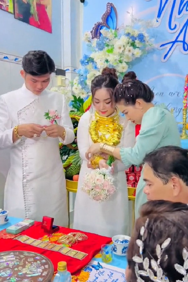 Anh Trí thông tin thêm rằng cô dâu chú rể được cha mẹ 2 bên tặng rất nhiều vàng, bao gồm vòng cổ, lắc tay, nhẫn, vàng miếng, chủ yếu được cô dâu diện hết lên người. Ngoài khoảng 50 cây vàng ra thì cô dâu còn được trao tặng tiền mặt và kim cương.