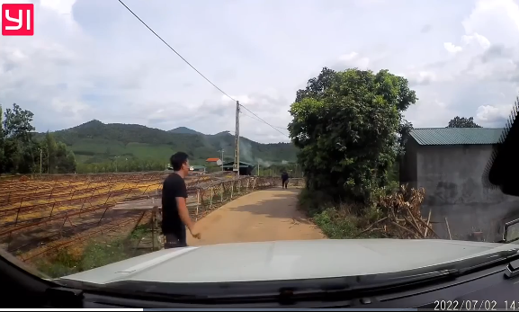 Hóa ra hàng rào đó được người dân dựng lên để chắn không cho ô tô đi qua bãi thóc đang phơi trên đường.