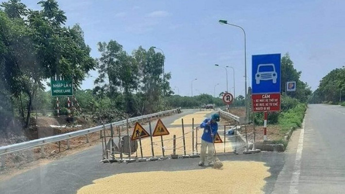 Trước đó, không ít lần các bác tài xế đang phải than trời về việc chiếm dụng lòng đường để phơi thóc của những người nông dân sau khi thu hoạch vụ mùa.