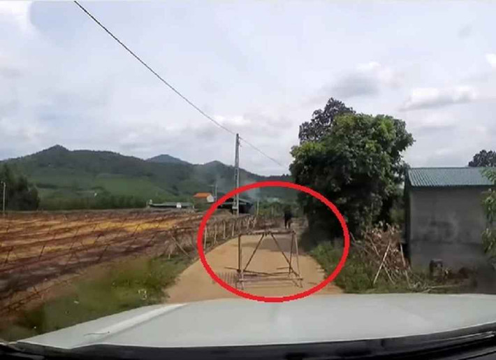 Đoạn clip do camera hành trình cùa xe ô tô ghi lại được tình huống xảy ra vào 14h40 trưa 02/7/2022 trên một con đường làng đang thu hút sự chú ý của cộng đồng mạng.