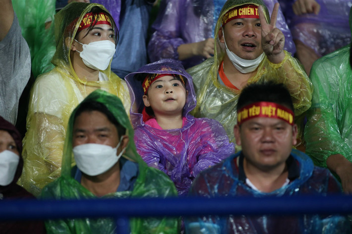 Trên khán đài, các cổ động viên vẫn giữ lửa cổ vũ hết mình cho đội nhà.