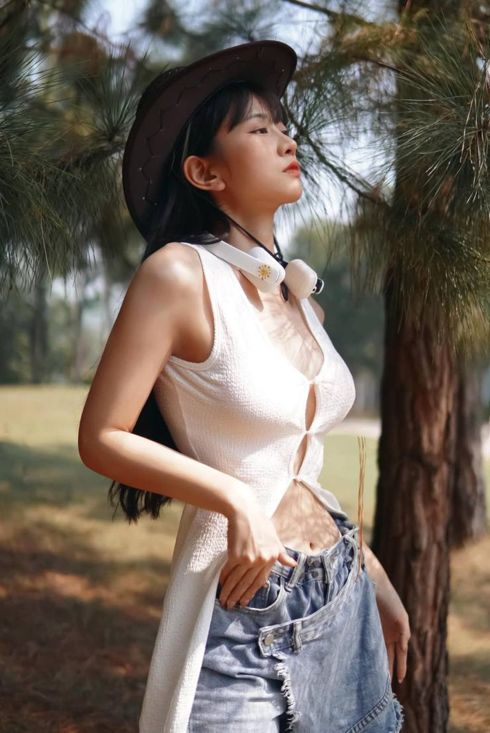 Sau khi thi sắc đẹp, phong cách của Lê Bống được khen tinh tế hơn. Những trang phục quá gợi cảm đã được người đẹp Hà thành tiết chế lại.