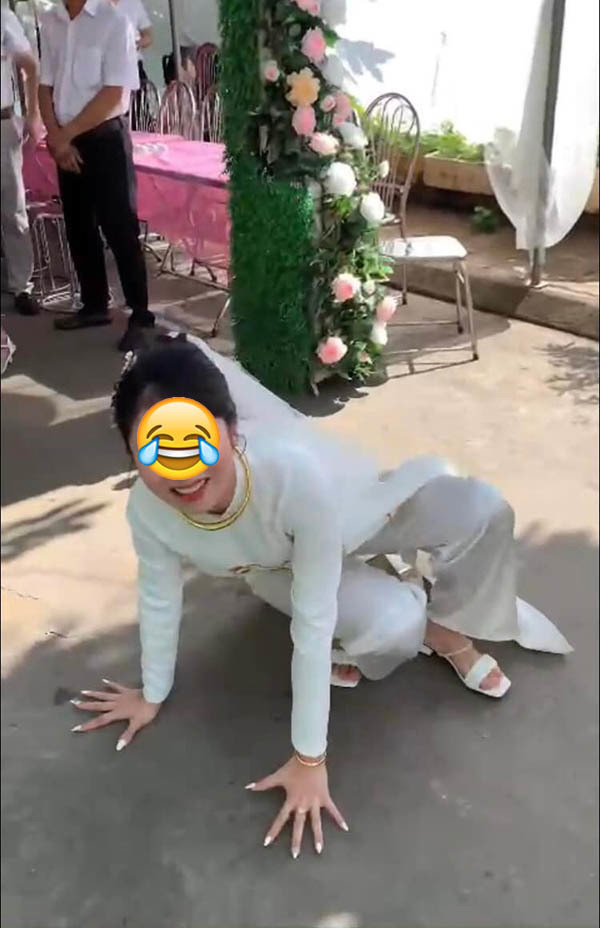 Cụ thể, trên trang FB F.V.N mới đây đã chia sẻ lại khoảnh khắc đáng nhớ này của một cô dâu kèm dòng chia sẻ: "Lễ đi ăn cưới mà gặp quả cô dâu này bất ổn quá. Nhà trai đem trầu cau tới, cô nhảy hiphop đón: “Bất giờ chưa quan viên 2 họ?".
