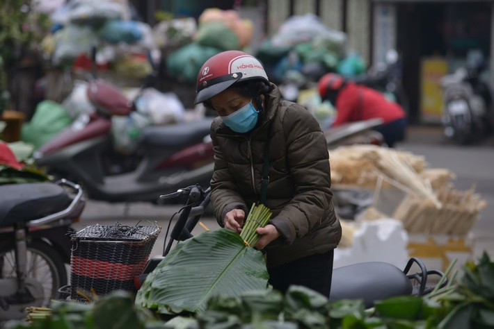 Chợ lá dong nằm trên đường Trần Quý Cáp (phía sau ga Hà Nội) đã có từ hàng chục năm nay. Đây là địa chỉ quen thuộc cung cấp lá dong cho rất nhiều khu vực tại Thủ đô và những địa phương lân cận.