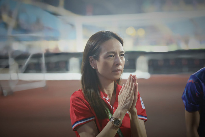 Giống như mọi khi, mỗi lần các đội tuyển bóng đá nam Thái Lan thi đấu, Madam Pang thường xuyên xuất hiện. Người phụ nữ tỷ phú này không ngồi ở vị trí khán đài như mọi quan chức, thay vào đó bà lại ngồi trong cabin huấn luyện để cổ vũ tinh thần cho các cầu thủ "con cưng" và tại môn bóng đá nam SEA Games 31 này cũng không ngoại lệ.