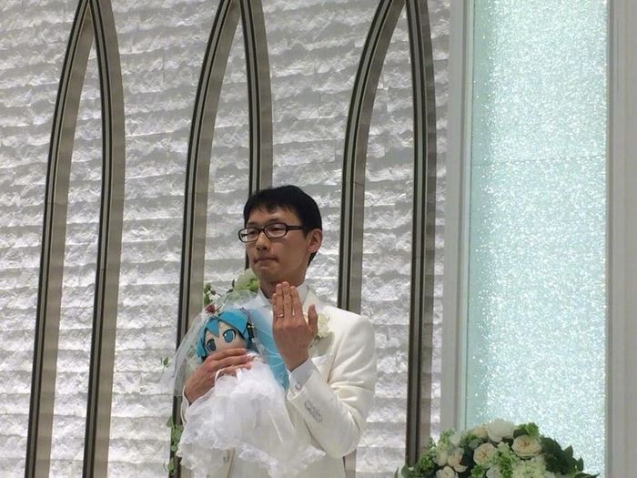 Những lúc bản thân cảm thấy gục ngã nhất anh thường nghe những ca khúc của cô ca sĩ ảo Hatsune Miku, không biết từ khi nào anh đã đem lòng yêu cô.