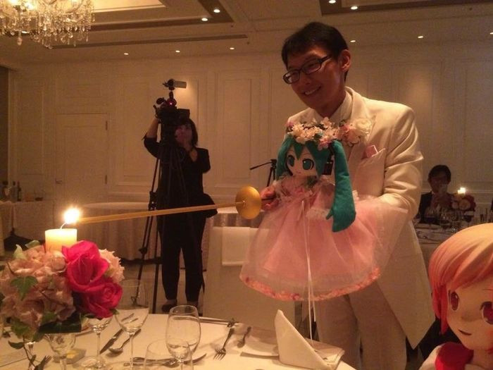 Từ năm 2016, Hatsune Miku đã được cấp giấy tờ để đăng ký kết hôn như một công dân bình thường. Điều đó có nghĩa là hôn nhân của cặp đôi được sự chấp thuận của Chính phủ Nhật Bản và có giá trị pháp lý như những cặp đôi người thật khác.