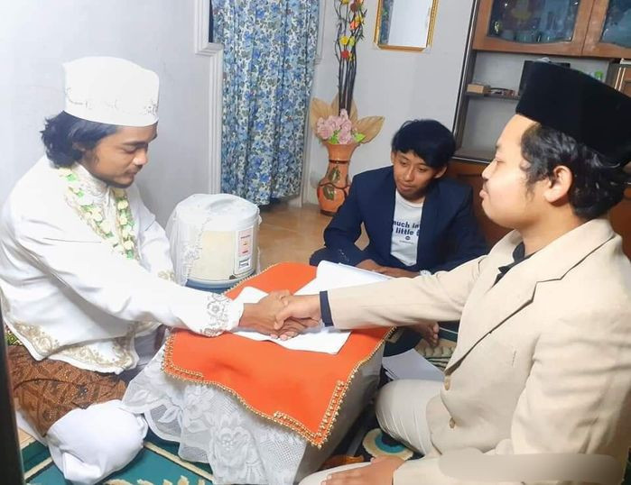 Cô dâu "nồi cơm điện" nhẹ nhàng với lớp áo trắng tinh khôi, trên đầu đội một lớp khăn trùm đầu trắng.