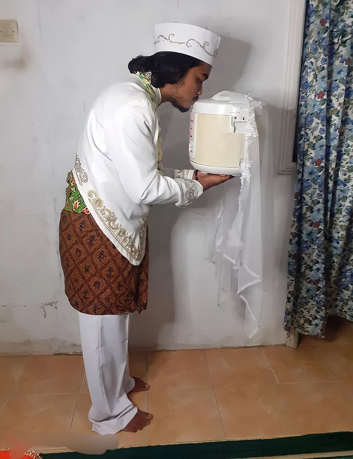 Mới đây câu chuyện của chàng trai người Indonesia đã quyết định làm đám cưới với chiếc nồi cơm điện. Chỉ vì anh cảm thấy nó có thể đáp ứng đủ yêu cầu của một người bạn đời hoàn hảo.