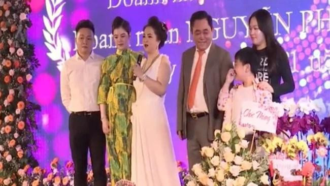 Mới đây, vợ chồng đại gia Nguyễn Phương Hằng và Dũng "Lò Vôi" đã tổ chức tiệc sinh nhật tại khu du lịch của gia đình.