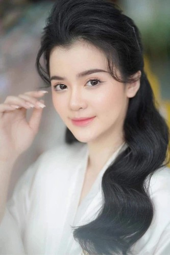 Đây cũng là một trong nhưng lần xuất hiện hiếm hoi của Quế Long kế từ khi làm dâu nữ đại gia Bình Dương.