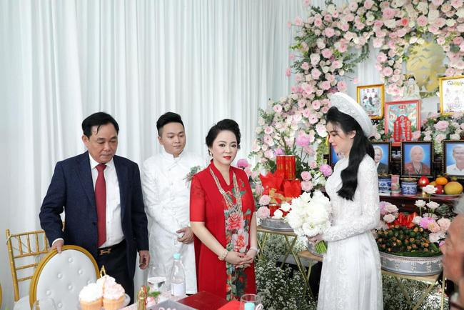 Gây chú ý không kém hai nhân vật chính là cô con dâu trưởng của cặp vợ chồng chủ khu du lịch Đại Nam - Quế Long. Cô nàng xuất hiện với chiếc đầm xanh đứng cạch mẹ chồng.