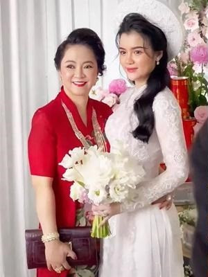 Là ngày đặc biệt của mình nhưng trước hàng trăm quan khách, doanh nhân Phương Hằng lại đặc biệt ưu ái dành những lời khen có cánh cho con dâu.