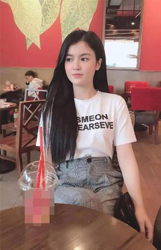 Hiện Quế Long đang mang thai nhưng qua hình ảnh chia sẻ có thể thấy ngoại trừ chiếc bụng ngày càng to, nhan sắc cô nàng vẫn khá thu hút.