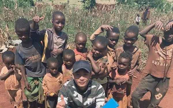 Có thể nói, việc Quang Linh lần lượt đưa văn hóa, ẩm thực truyền thống Việt Nam đến mảnh đất châu Phi luôn nhận được phản ứng tích cực và sự ủng hộ từ mọi người.