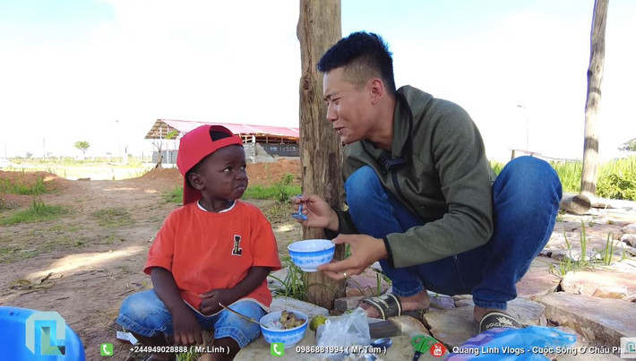 Trong đoạn clip được đăng tải, người đầu tiên Quang Linh cho nếm thử hương vị mắm tôm chính là Lôi Con. Cậu bé tò mò đưa mũi ngửi rồi nhanh chóng nhăn mặt, né người ra với biểu cảm hoang mang.
