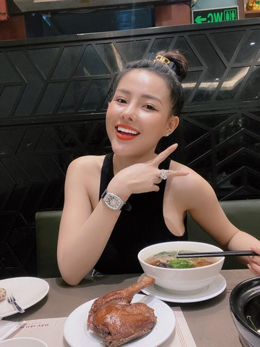 Ngân 98 chẳng ngán đáp trả: "Em kiếm tiền bằng người ta và cách sống em đẹp bằng ai chưa mà lên đây đánh giá. Đừng sống tiêu cực đi khà khịa người khác không tốt cho mình".