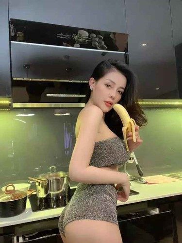 Cách đây chưa lâu, Ngân 98 tiếp tục giật spotlight khi đăng ảnh đứng ăn chuối trong nhà bếp.