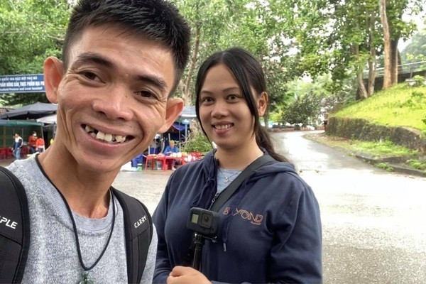 Song ở những hình ảnh gần đây, khi lên sóng trên kênh YouTube của chồng, Bông Lan đã thay đổi nhiều về gương mặt do đang ở những tháng cuối của thai kỳ.