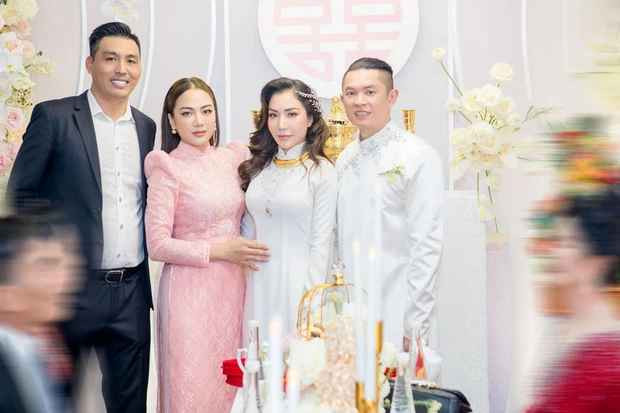 Ngoài các mâm sính lễ như bao đám hỏi khác như trầu cau, bánh kẹo, hoa quả... thì số hồi môn "khủng" cô dâu nhận được đã khiến nhiều người mắt tròn mắt dẹt.