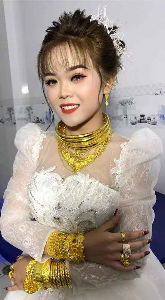 Một cô dâu khác cũng khiến nhiều người ngỡ ngàng khi tay toàn vàng.